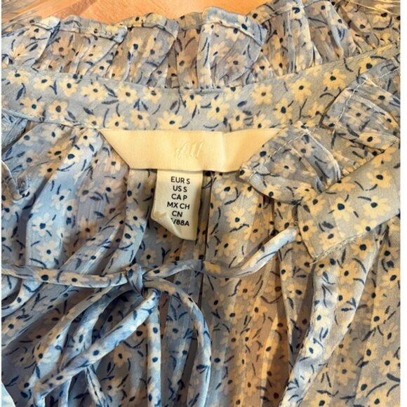 H&M Blue Floral Print Ruffle Tie-Front Blouse – Size S 🌸💙 - Picture 5 of 5